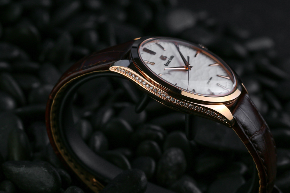 The case diamonds of Grand Seiko SBGY008