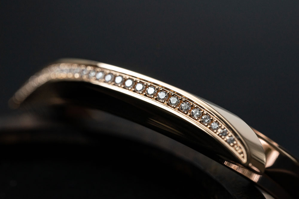 The row of diamonds along the case side of Grand Seiko SBGY008